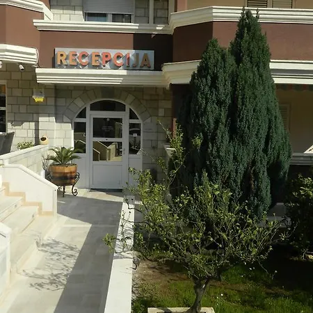 Garni Mena 3*